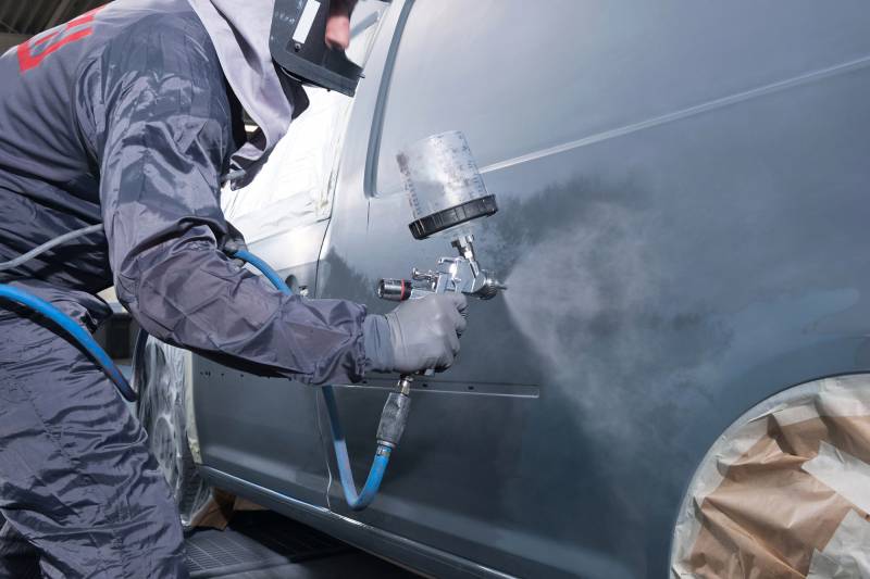 Carrossier peintre spécialisé en recherche et création de teinte sur mesure pour voitures et fourgons aménagés, au Havre.